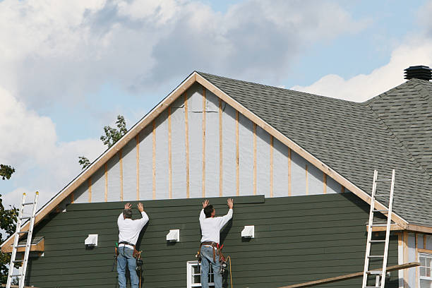 Professional Siding Installation technician working in Deer Park, WA